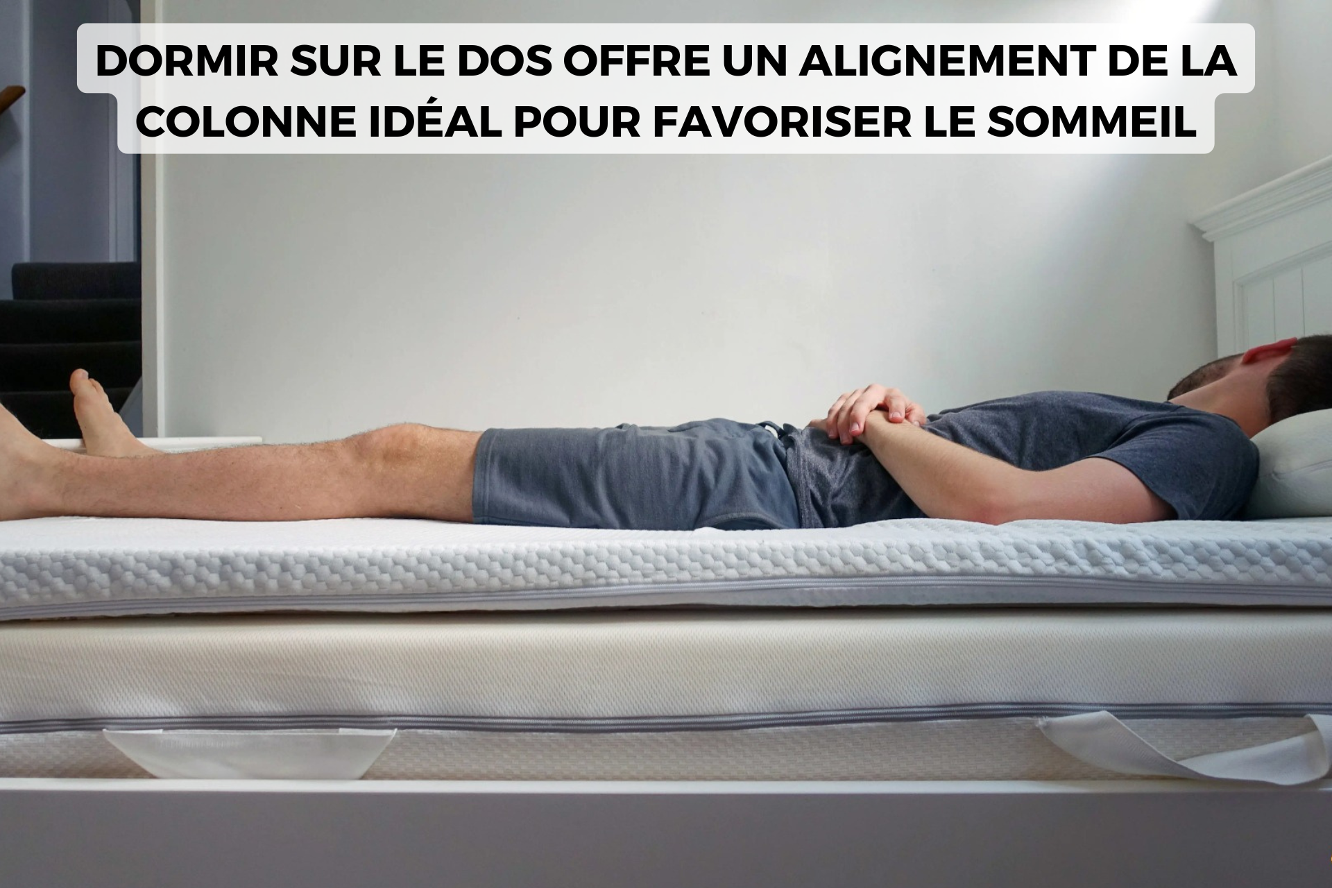 homme avec une position de sommeil sur le dos
