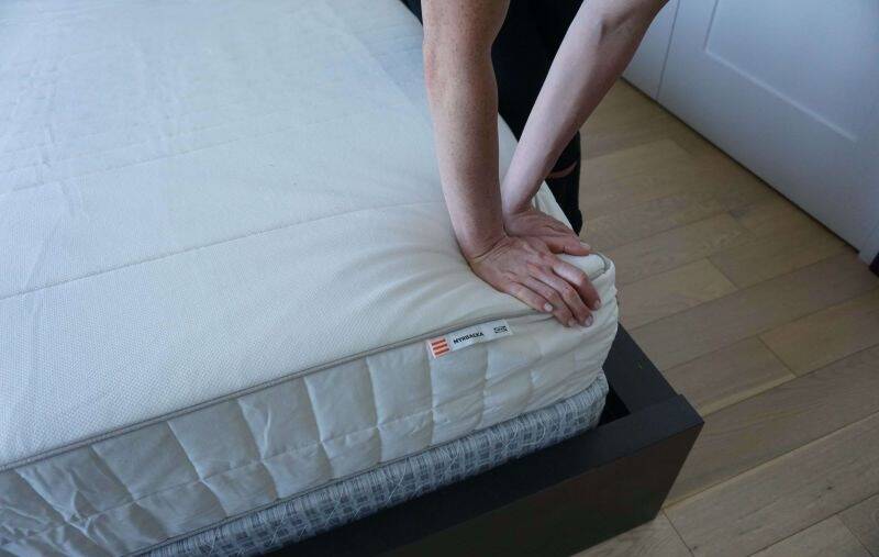 test fermeté du matelas ikea myrbacka