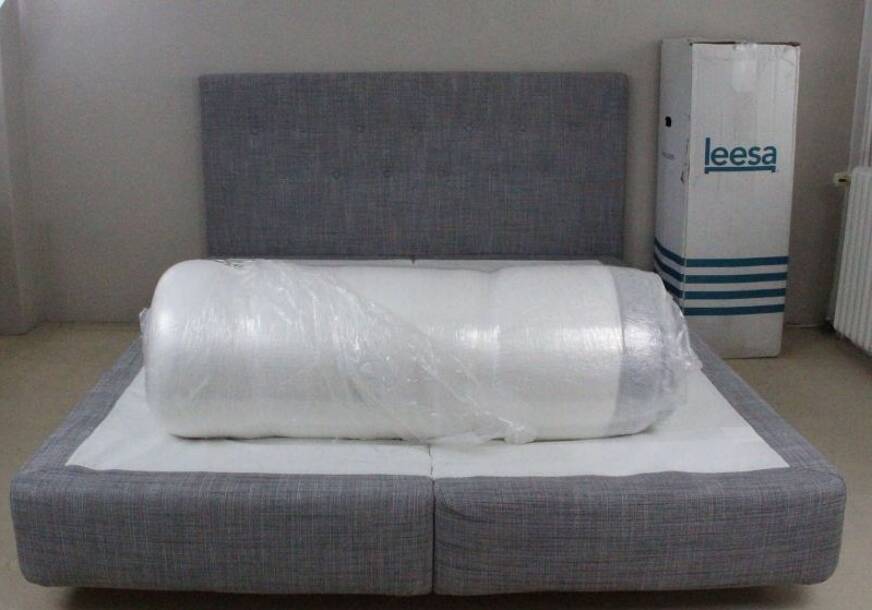 Déballagee matelas leesa