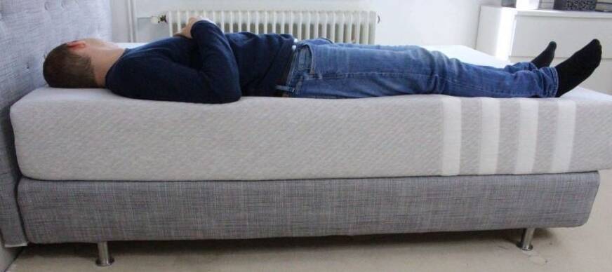 Leesa allongé sur le dos