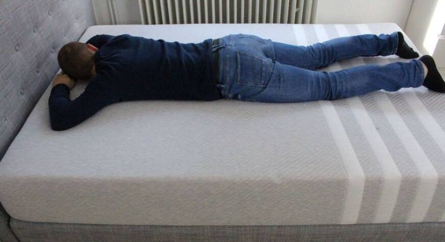 Leesa matelas allongé sur le ventre